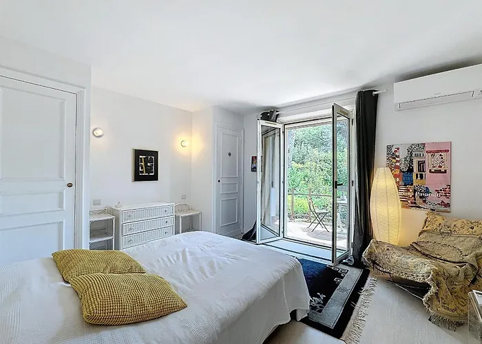 House 95M In A Quiet Area In Saint-Tropez