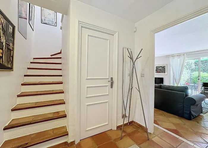 House 95M In A Quiet Area In Saint-Tropez