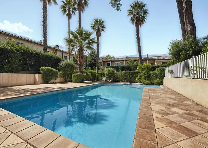 House 95M In A Quiet Area In Saint-Tropez